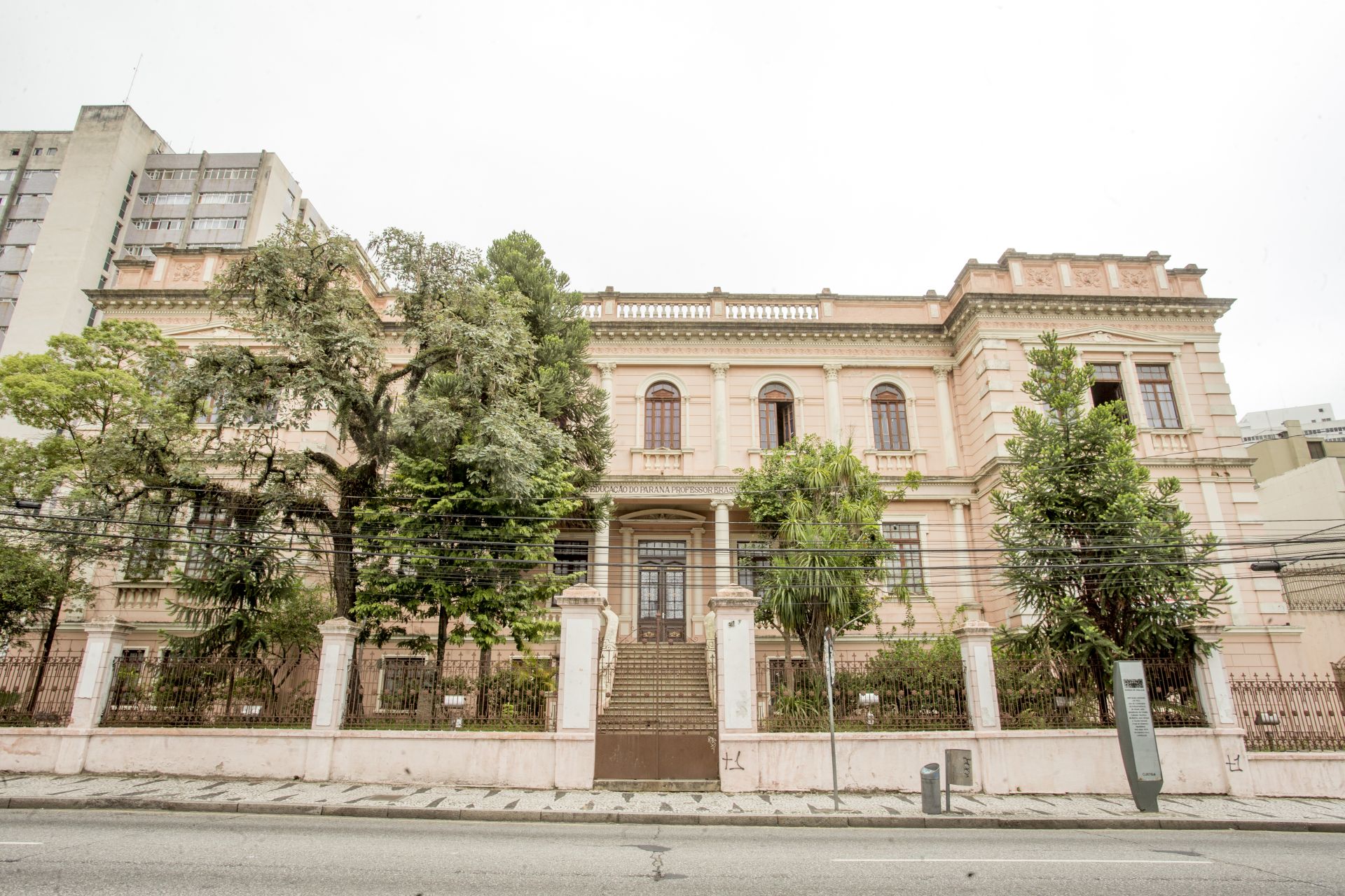 O imponente prédio do Instituto de Educação do Paraná é um dos marcos da Rua Emiliano Perneta. Foto: Hugo Harada/Gazeta do Povo. O imponente prédio do Instituto de Educação do Paraná é um dos marcos da Rua Emiliano Perneta. Foto: Hugo Harada/Gazeta do Povo.