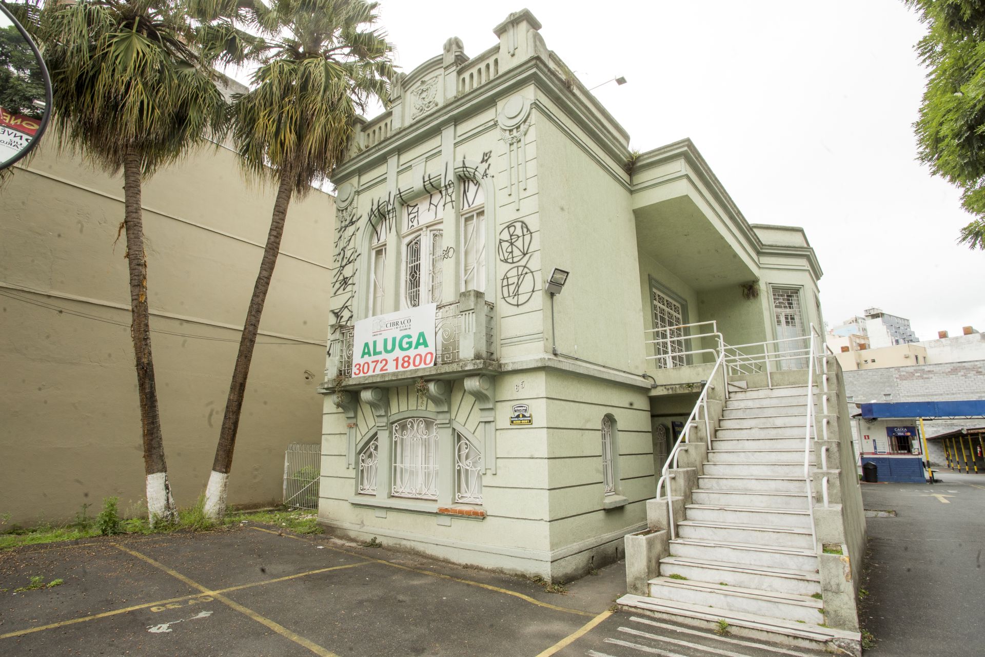 Mesmo com a pouca utilização, prédios históricos ainda chamam a atenção na via devido a sua arquitetura. Foto: Hugo Harada/Gazeta do Povo. Mesmo com a pouca utilização, prédios históricos ainda chamam a atenção na via devido a sua arquitetura. Foto: Hugo Harada/Gazeta do Povo.