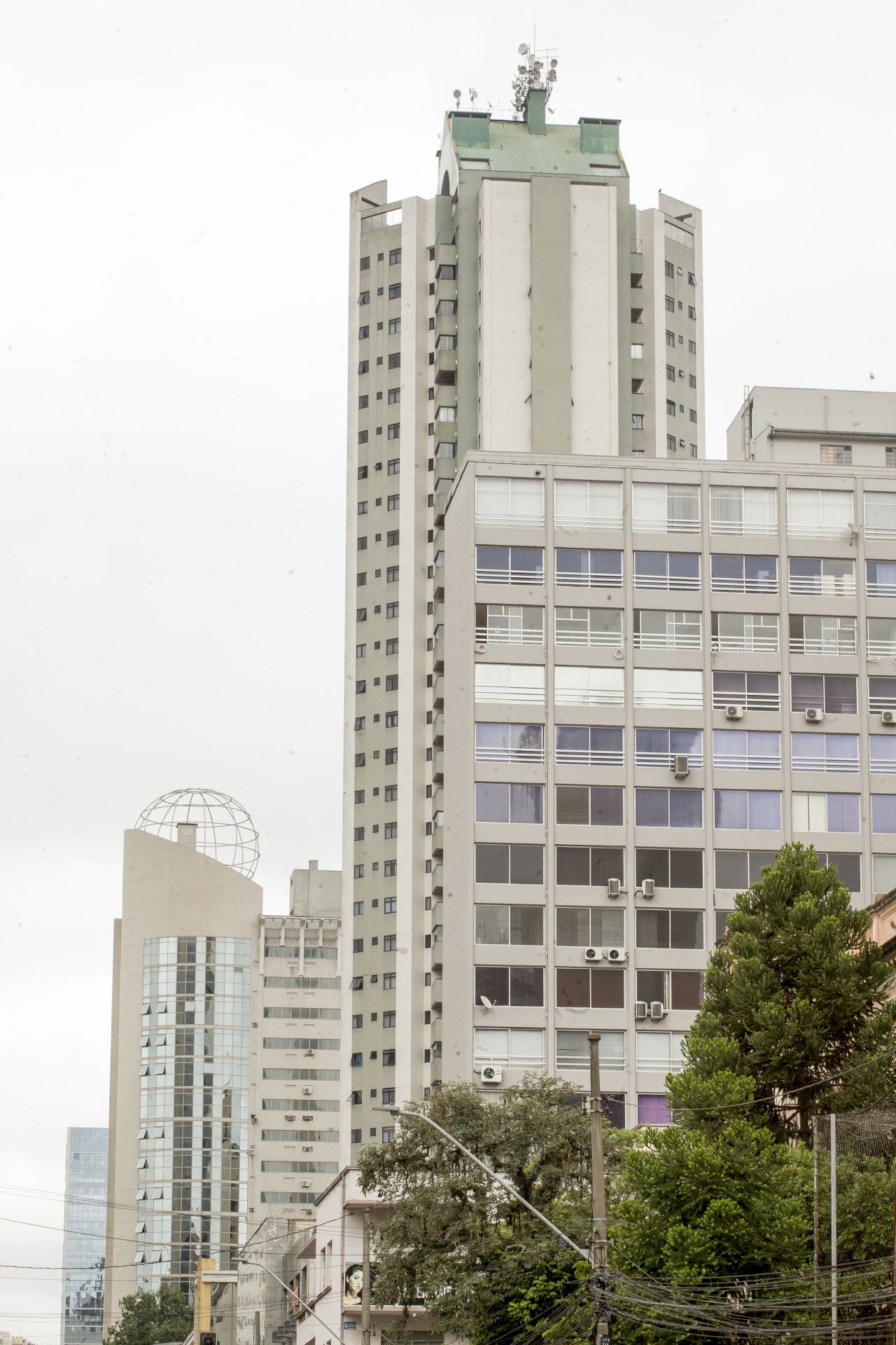 Contraste na arquitetura dos prédios mostra diversas épocas em que foram construídos. Foto: Hugo Harada/Gazeta do Povo. Contraste na arquitetura dos prédios mostra diversas épocas em que foram construídos. Foto: Hugo Harada/Gazeta do Povo.