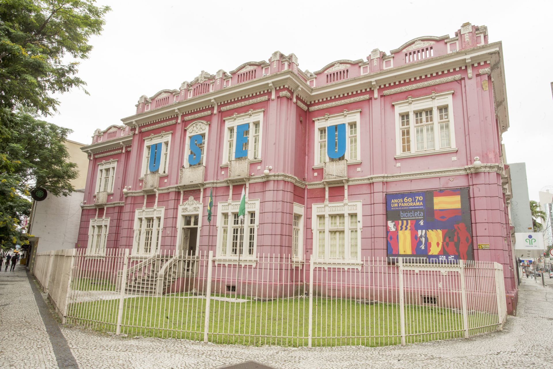 O Museu de Arte Contemporânea do Paraná marca o início da Rua Emiliano Perneta. Foto: Hugo Harada/Gazeta do Povo. O Museu de Arte Contemporânea do Paraná marca o início da Rua Emiliano Perneta. Foto: Hugo Harada/Gazeta do Povo.