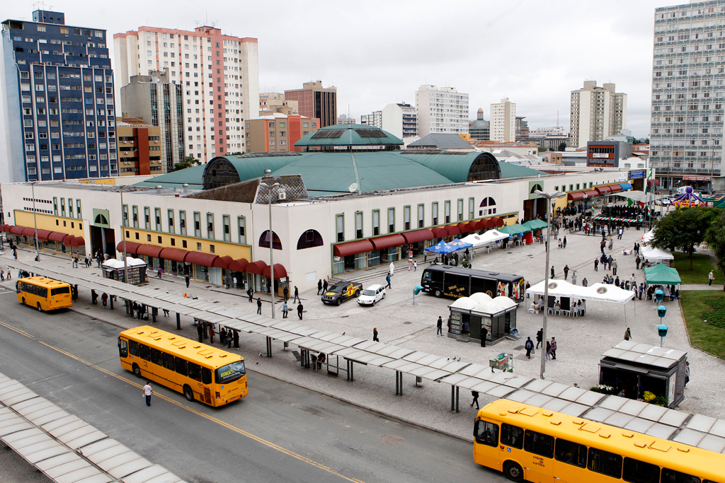 Caráter de terminal de transporte dificilmente será revertido em praças como a Rui Barbosa. Foto: Divulgação / URBS Caráter de terminal de transporte dificilmente será revertido em praças como a Rui Barbosa. Foto: Divulgação / URBS