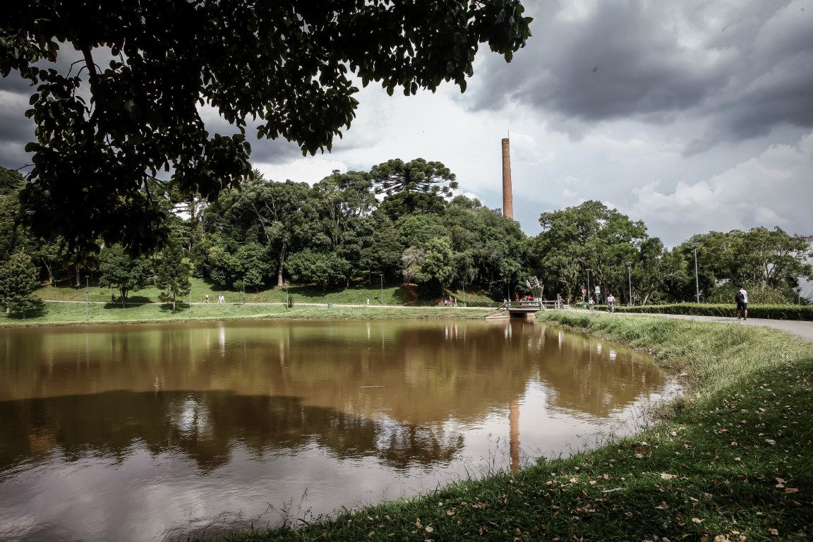 Os parques de curitiba são muito estimados. Principalmente em dia de feriado prolongado. Quem não foi viajar ou prefere curtir o Carnaval com mais tranquilidade há a possibilidade de curtir a natureza, levar as crianças para brincar, dar um rolê de bike, fazer um piquenique ou até mesmo namorar. O Parque São Lourenço é uma das opções entre os vários parques da capital. Foto: André Rodrigues / Gazeta do Povo Os parques de curitiba são muito estimados. Principalmente em dia de feriado prolongado. Quem não foi viajar ou prefere curtir o Carnaval com mais tranquilidade há a possibilidade de curtir a natureza, levar as crianças para brincar, dar um rolê de bike, fazer um piquenique ou até mesmo namorar. O Parque São Lourenço é uma das opções entre os vários parques da capital. Foto: André Rodrigues / Gazeta do Povo