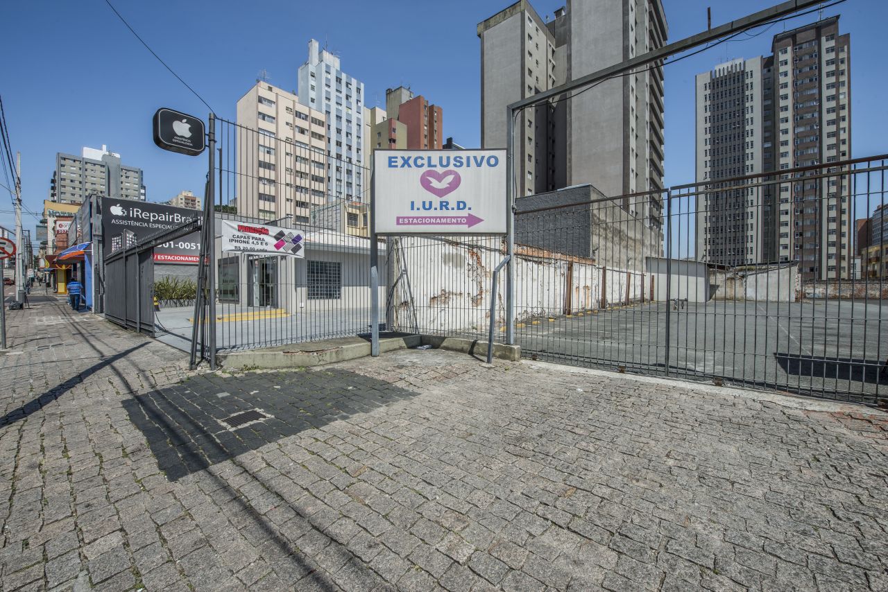 Estacionamentos da IURD também estão fechados no quarteirão. Foto: Leticia Akemi / Gazeta do Povo Estacionamentos da IURD também estão fechados no quarteirão. Foto: Leticia Akemi / Gazeta do Povo