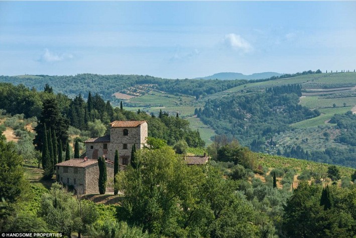 Vila na Toscana, parte central da Itália, que pertenceu à família de Michelangelo por mais de 300 anos. Ela foi restaurada pelo atual morador e agora posta à venda. Fotos: Handsome Properties/Divulgação Vila na Toscana, parte central da Itália, que pertenceu à família de Michelangelo por mais de 300 anos. Ela foi restaurada pelo atual morador e agora posta à venda. Fotos: Handsome Properties/Divulgação