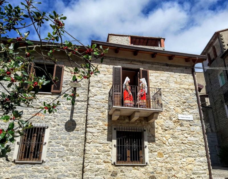 Segundo o prefeito, a cidade vai oferecer novos cursos de culinária, para a produção de queijo, macarrão e cestas, além de aulas sobre o dialeto local aos novos moradores. Foto: reprodução/Prefeitura de Ollolai Segundo o prefeito, a cidade vai oferecer novos cursos de culinária, para a produção de queijo, macarrão e cestas, além de aulas sobre o dialeto local aos novos moradores. Foto: reprodução/Prefeitura de Ollolai