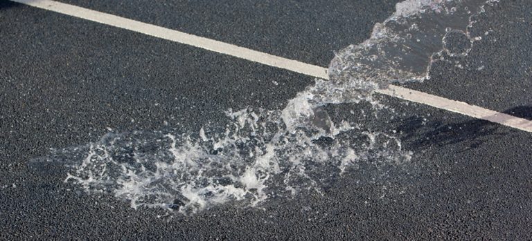 O concreto utilizado tem uma composição diferente da tradicional, que permite que ele absorva a água como uma esponja. Foto: Reprodução/Tarmac