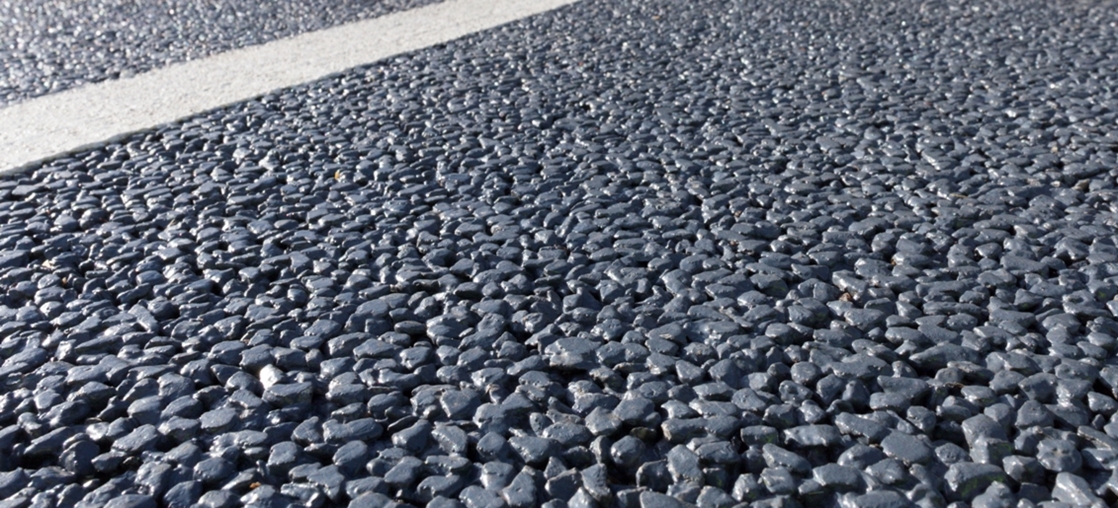 Camada superior do material é a única que leva asfalto de verdade. Ela deixa que a água escorra para baixo para ser absorvida. Foto: reprodução/Tarmac Camada superior do material é a única que leva asfalto de verdade. Ela deixa que a água escorra para baixo para ser absorvida. Foto: reprodução/Tarmac