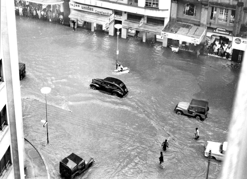 Enchentes de antigamente: veja fotos dos alagamentos que cobriram as ruas de Curitiba Enchentes de antigamente: veja fotos dos alagamentos que cobriram as ruas de Curitiba