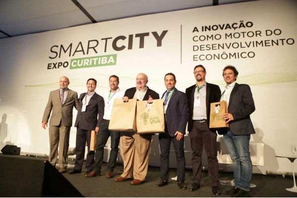 Prefeito Rafael Greca durante assinatura do acordo de cooperação que cria o Observatório Brasileiro de Cidades Inteligentes (OBCI). O ato aconteceu durante o Smart City Expo Curitiba no dia 1º de março.
Foto: Michel William/Divulgação Prefeito Rafael Greca durante assinatura do acordo de cooperação que cria o Observatório Brasileiro de Cidades Inteligentes (OBCI). O ato aconteceu durante o Smart City Expo Curitiba no dia 1º de março.
Foto: Michel William/Divulgação
