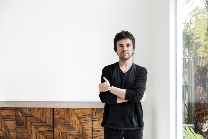 O arquiteto Leandro Garcia, que atua em Curitiba, apresentou peças novas da coleção 2017/2018. Foto: Leticia Akemi / Gazeta do Povo O arquiteto Leandro Garcia, que atua em Curitiba, apresentou peças novas da coleção 2017/2018. Foto: Leticia Akemi / Gazeta do Povo