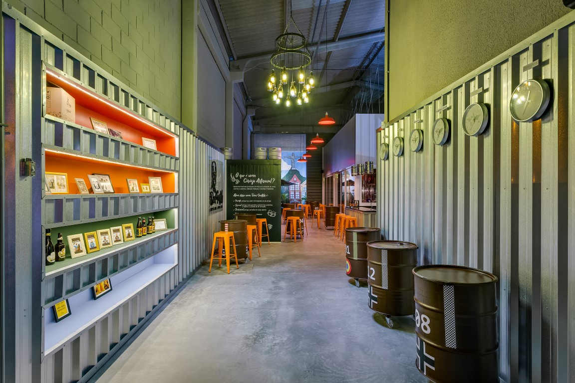 Nova cervejaria em Curitiba explora decoração retrô e símbolos antigos da aviação Nova cervejaria em Curitiba explora decoração retrô e símbolos antigos da aviação