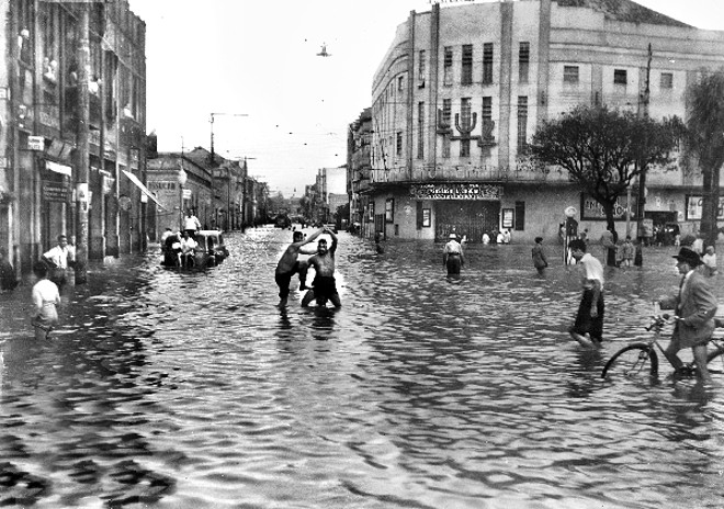 Enchente de 1947 na Praça Zacarias e Marechal Deodoro, com o primeiro Cine Luz à direita. Foto: Cid Destefani/Gazeta do Povo Enchente de 1947 na Praça Zacarias e Marechal Deodoro, com o primeiro Cine Luz à direita. Foto: Cid Destefani/Gazeta do Povo