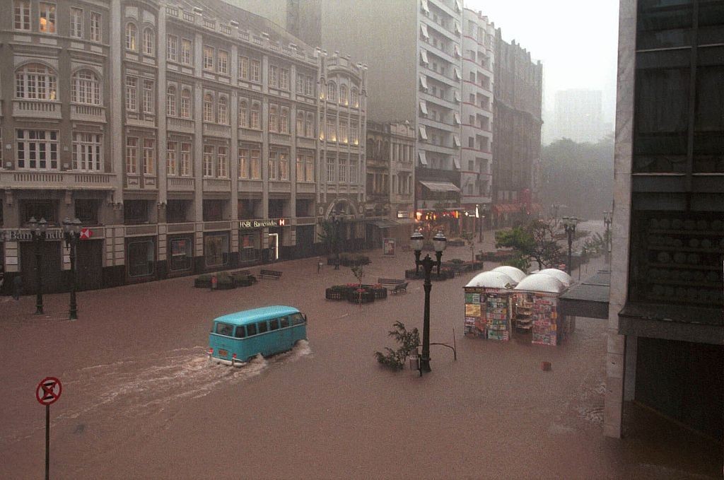 Enchentes de antigamente: veja fotos dos alagamentos que cobriram as ruas de Curitiba Enchentes de antigamente: veja fotos dos alagamentos que cobriram as ruas de Curitiba