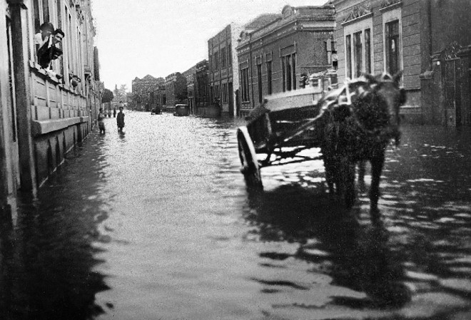Enchentes de antigamente: veja fotos dos alagamentos que cobriram as ruas de Curitiba Enchentes de antigamente: veja fotos dos alagamentos que cobriram as ruas de Curitiba