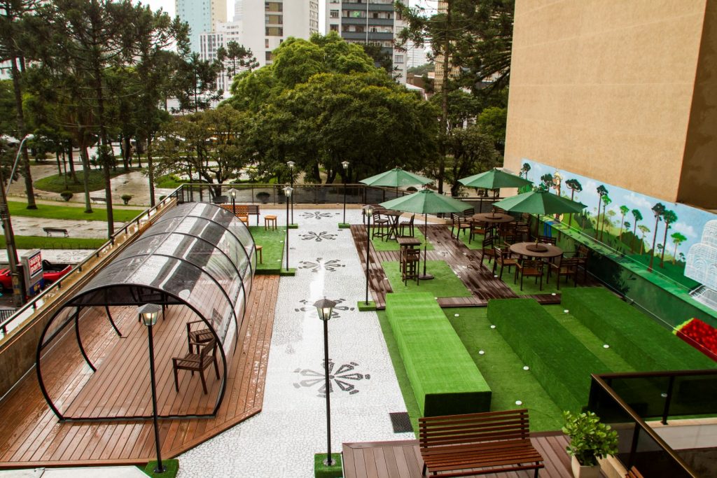 Homenagem a Curitiba é destaque na decoração de uma das maiores startups do país Sede da MadeiraMadeira inaugura área que retrata do orgulho do curitibano, enaltecendo ícones da arquitetura, urbanismo e cultura da cidade. Fotos: Ana Gabriella Amorim / Gazeta do Povo