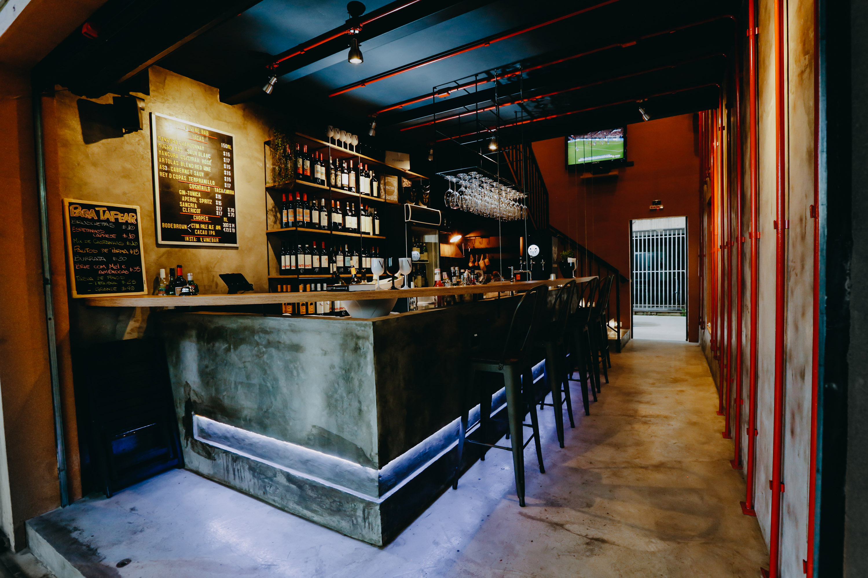 Adegas medievais inspiram projeto de novo wine bar em Curitiba Adegas medievais inspiram projeto de novo wine bar em Curitiba