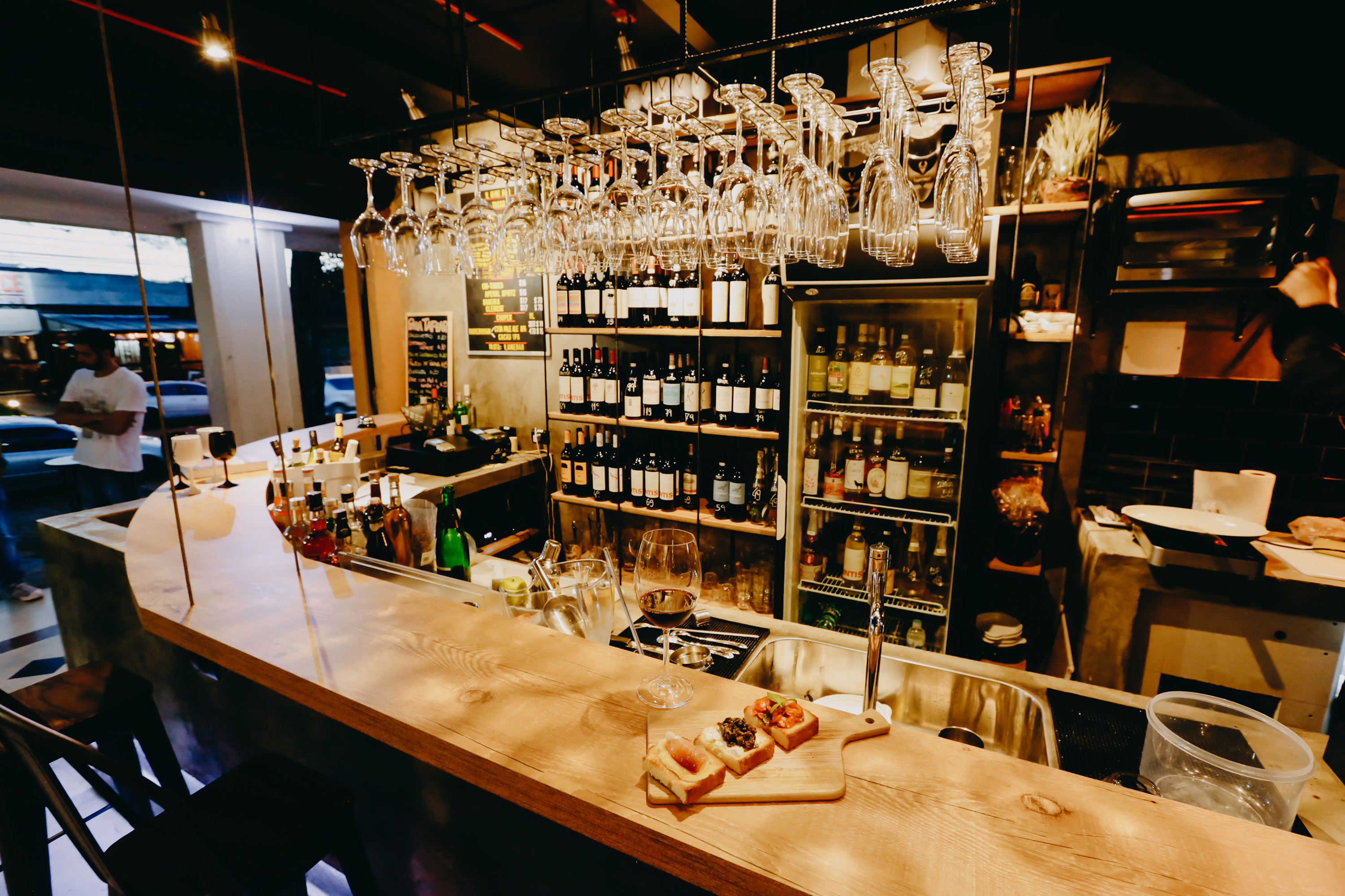 Adegas medievais inspiram projeto de novo wine bar em Curitiba Adegas medievais inspiram projeto de novo wine bar em Curitiba