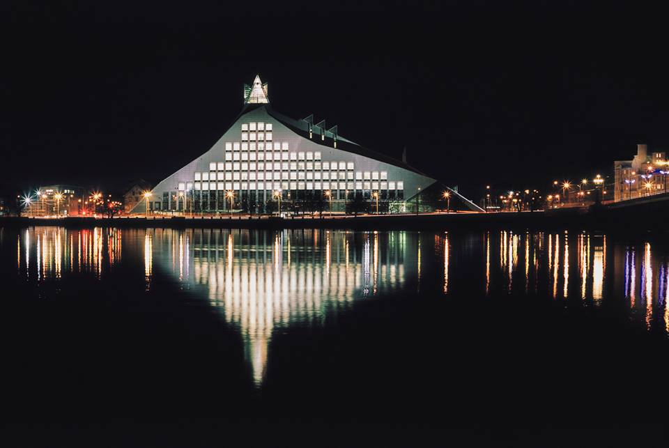 Conhecida como Castelo de Luz, biblioteca da Letônia leva título de melhor do mundo de 2018 Conhecida como Castelo de Luz, biblioteca da Letônia leva título de melhor do mundo de 2018