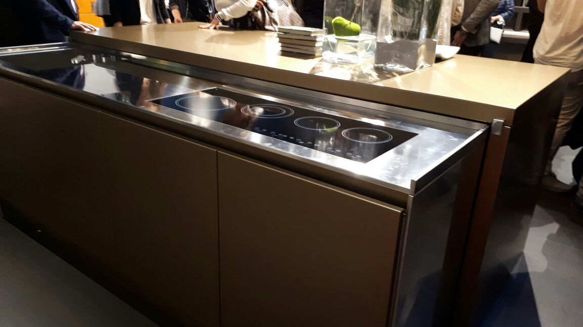 Ainda na proposta de uma cozinha compacta, este modelo é retrátil, sai da bancada. Ainda na proposta de uma cozinha compacta, este modelo é retrátil, sai da bancada.