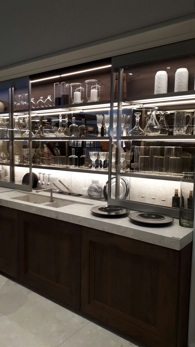 Neste modelo da espanhola Doca, o conceito industrial foi absorvido e aparece em alguns detalhes, mas em propostas mais contemporâneas. Neste modelo da espanhola Doca, o conceito industrial foi absorvido e aparece em alguns detalhes, mas em propostas mais contemporâneas.