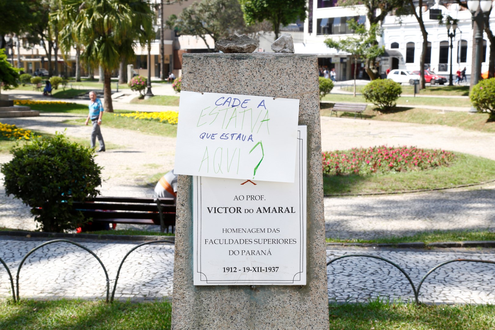 Cartazes perguntam onde estão os bustos da Praça Santos Andrade. Foto: Aniele Nascimento / Gazeta do Povo Cartazes perguntam onde estão os bustos da Praça Santos Andrade. Foto: Aniele Nascimento / Gazeta do Povo
