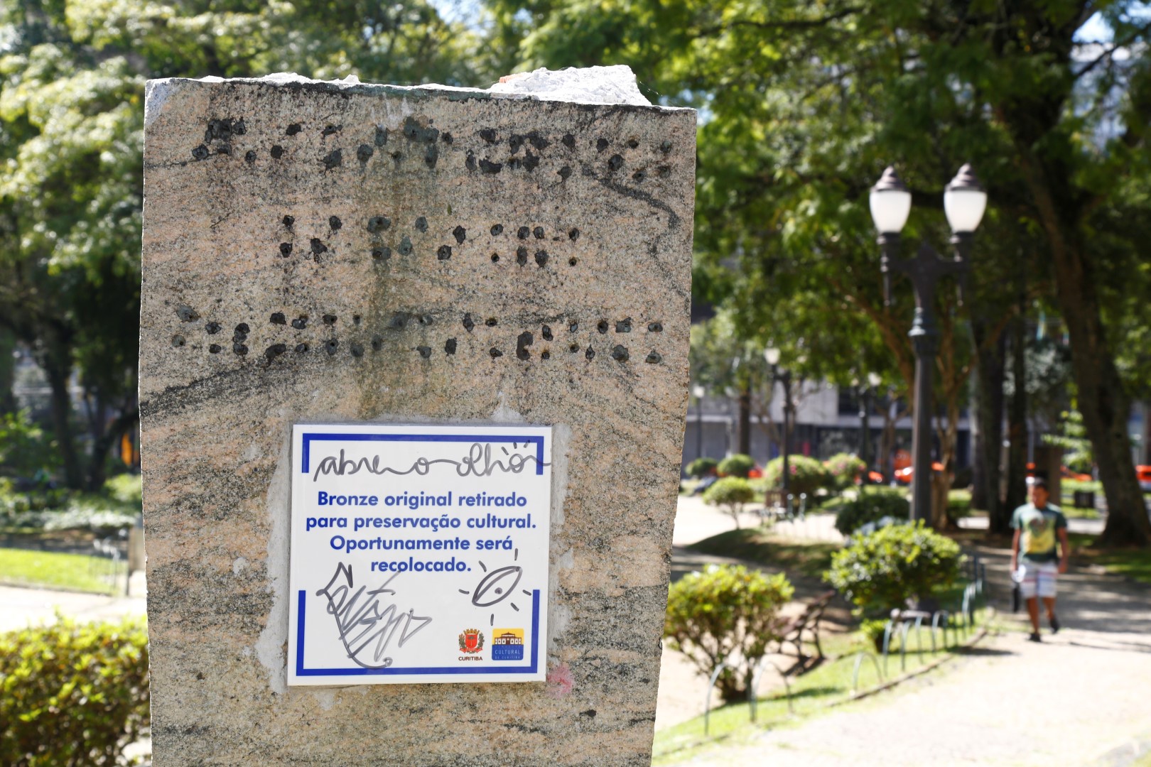Placas instaladas pela Prefeitura explicam a retirada dos monumentos. Foto: Aniele Nascimento / Gazeta do Povo Placas instaladas pela Prefeitura explicam a retirada dos monumentos. Foto: Aniele Nascimento / Gazeta do Povo