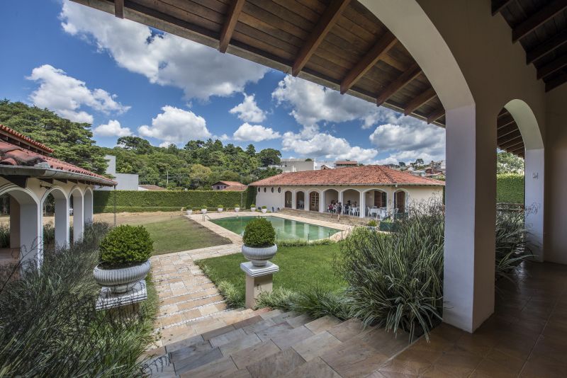 Mansão foi batizada de 'Casa dos 25' para a edição comemorativa da Casa Cor Paraná. Foto: Leticia Akemi/Gazeta do Povo Mansão foi batizada de 'Casa dos 25' para a edição comemorativa da Casa Cor Paraná. Foto: Leticia Akemi/Gazeta do Povo