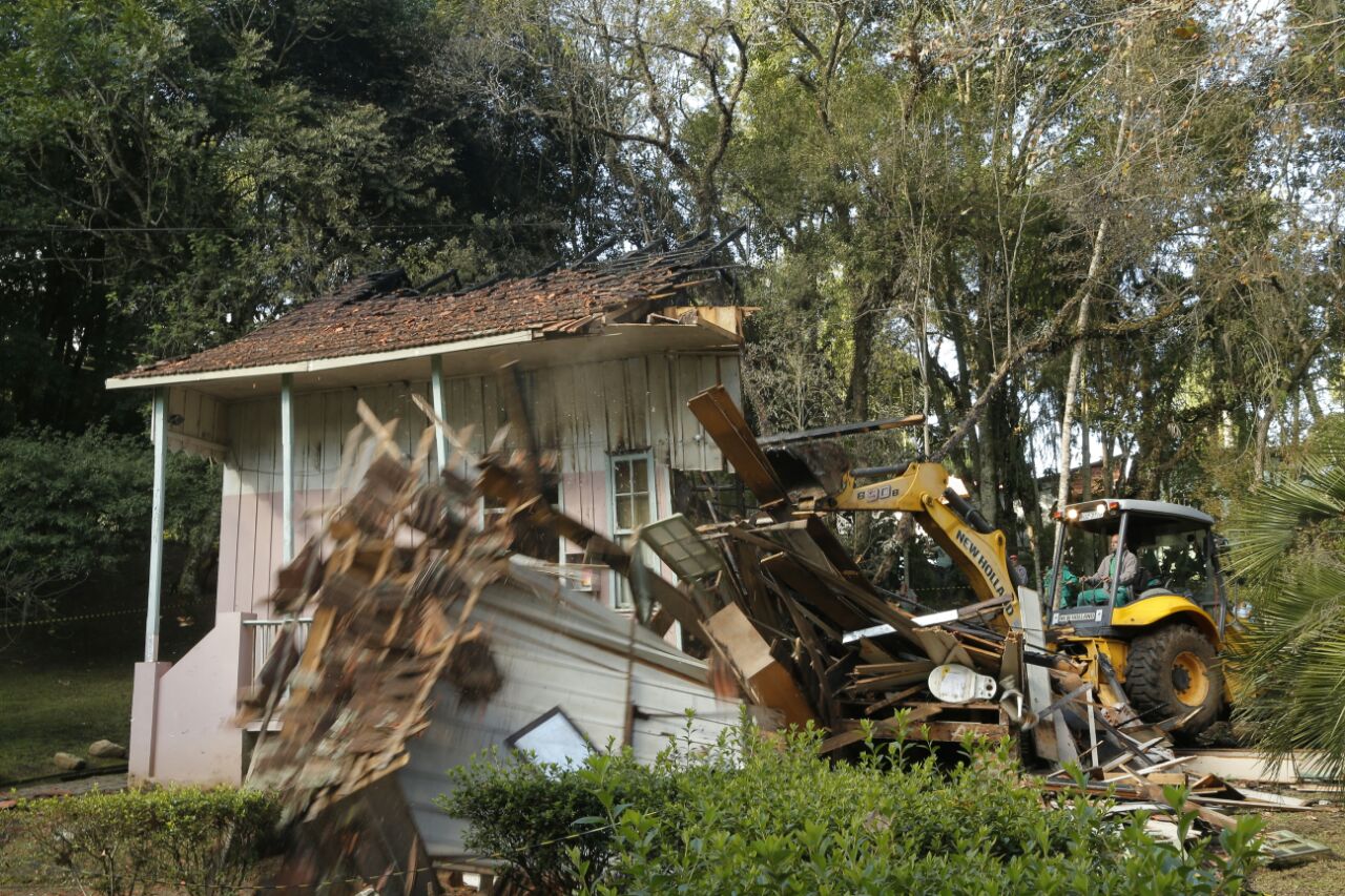A Casa Stenzel foi demolida pela Prefeitura depois de ter sido atingida por um incêndio em 14 de junho de 2017. Foto: Arquivo/Hugo Harada/Gazeta do Povo