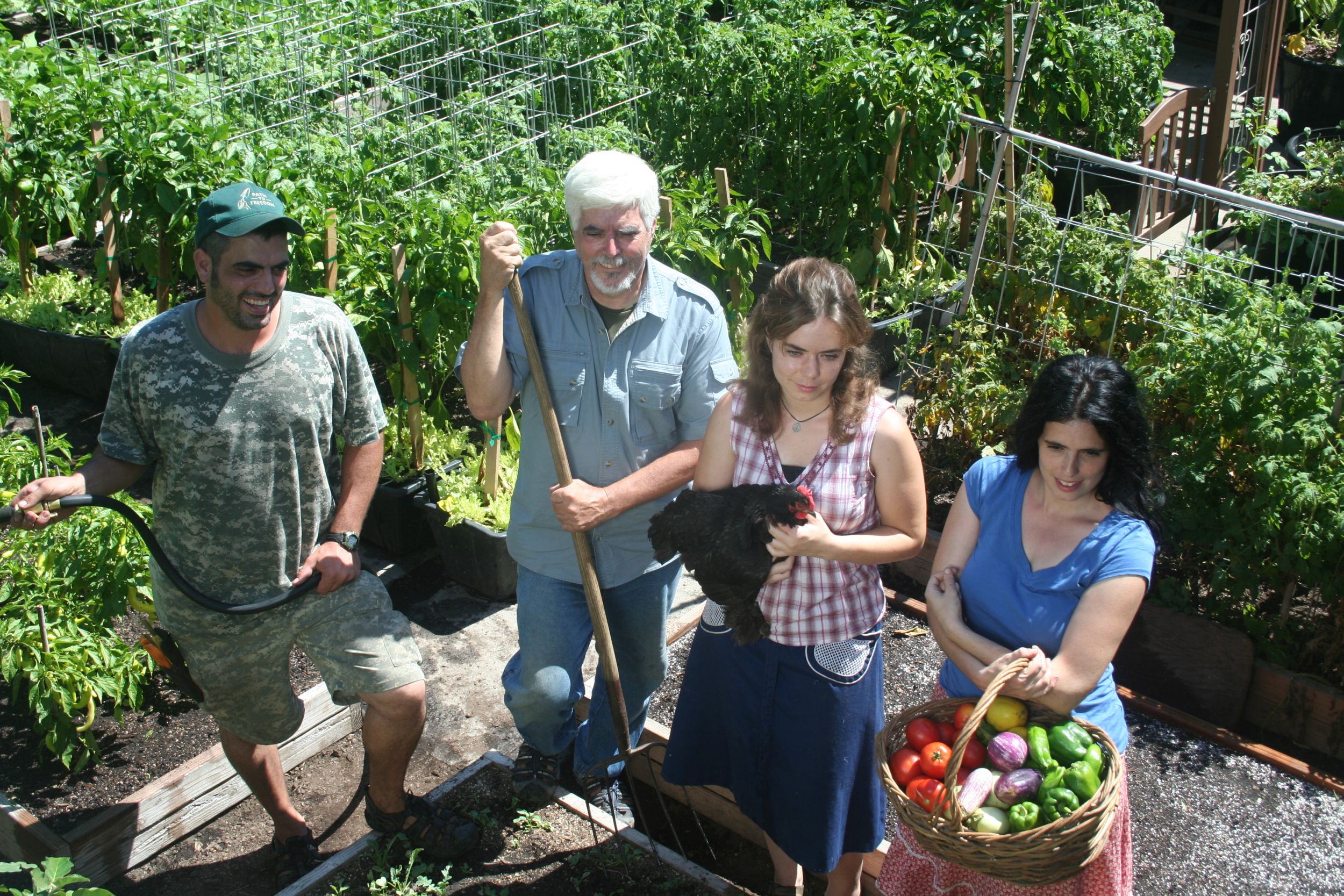 Família Dervaes planta e colhe o próprio alimento em um terreno de 370 m² na Califórnia, Estados Unidos.
Foto: The Urban Homesteaders / Divulgação Família Dervaes planta e colhe o próprio alimento em um terreno de 370 m² na Califórnia, Estados Unidos.
Foto: The Urban Homesteaders / Divulgação