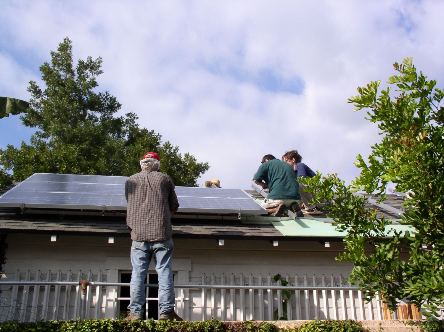 Instalação de painéis solares para geração de energia.
Foto: The Urban Homesteaders / Divulgação Instalação de painéis solares para geração de energia.
Foto: The Urban Homesteaders / Divulgação