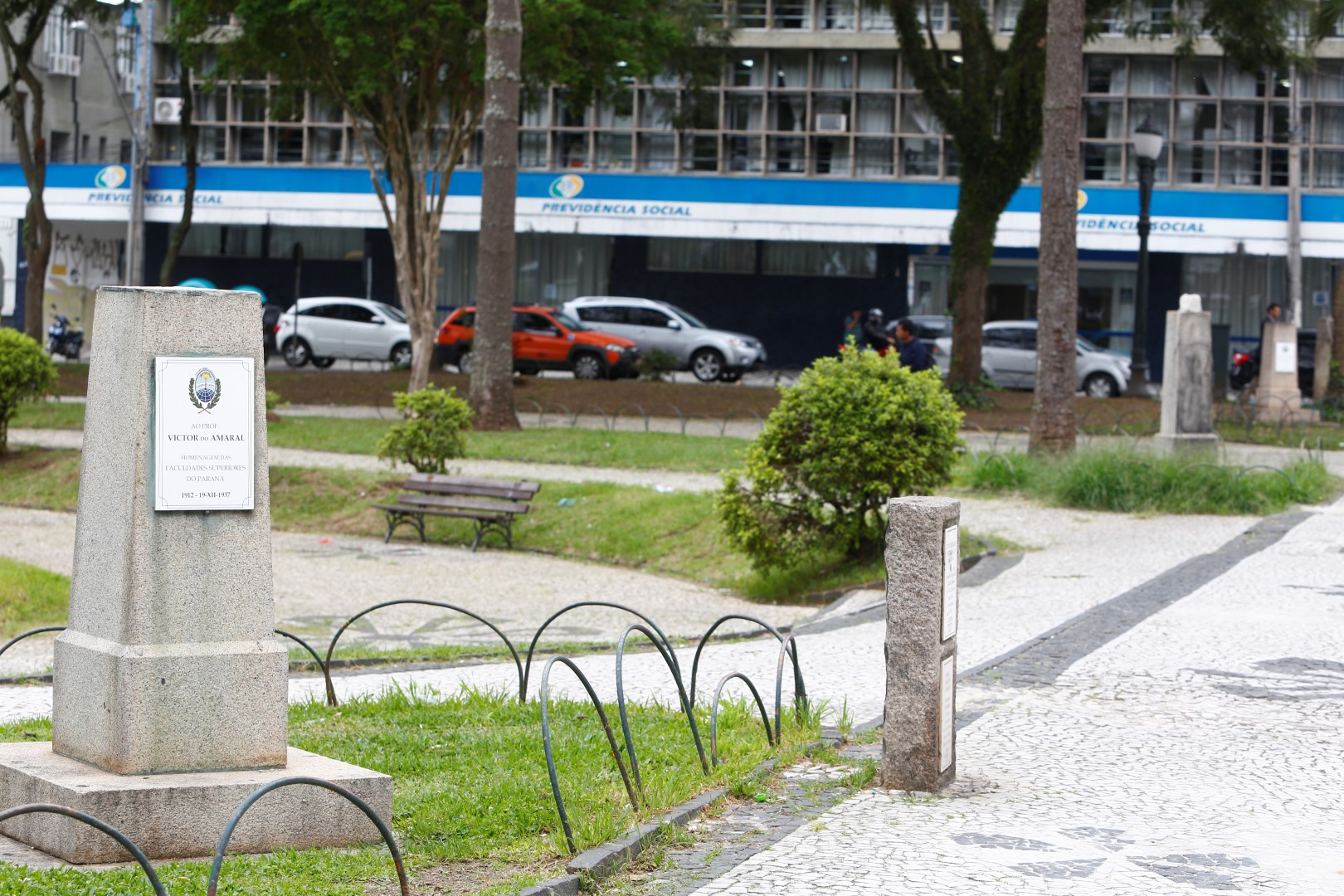 Praça Santos Andrade sem bustos e placas, que estão sendo restaurados e podem ser substituídos por réplicas. Foto: Aniele Nascimento / Gazeta do Povo. Praça Santos Andrade sem bustos e placas, que estão sendo restaurados e podem ser substituídos por réplicas. Foto: Aniele Nascimento / Gazeta do Povo.