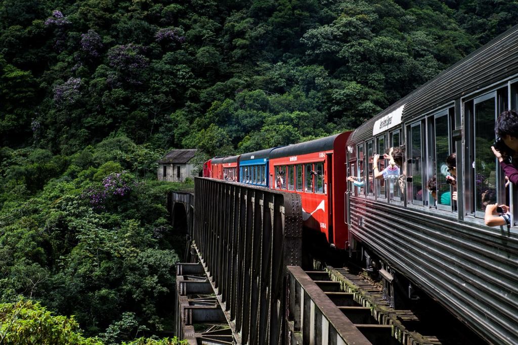 Ferrovia na Serra do Mar. Foto: Bruno Covello / Arquivo / Gazeta do Povo. Ferrovia na Serra do Mar. Foto: Bruno Covello / Arquivo / Gazeta do Povo.