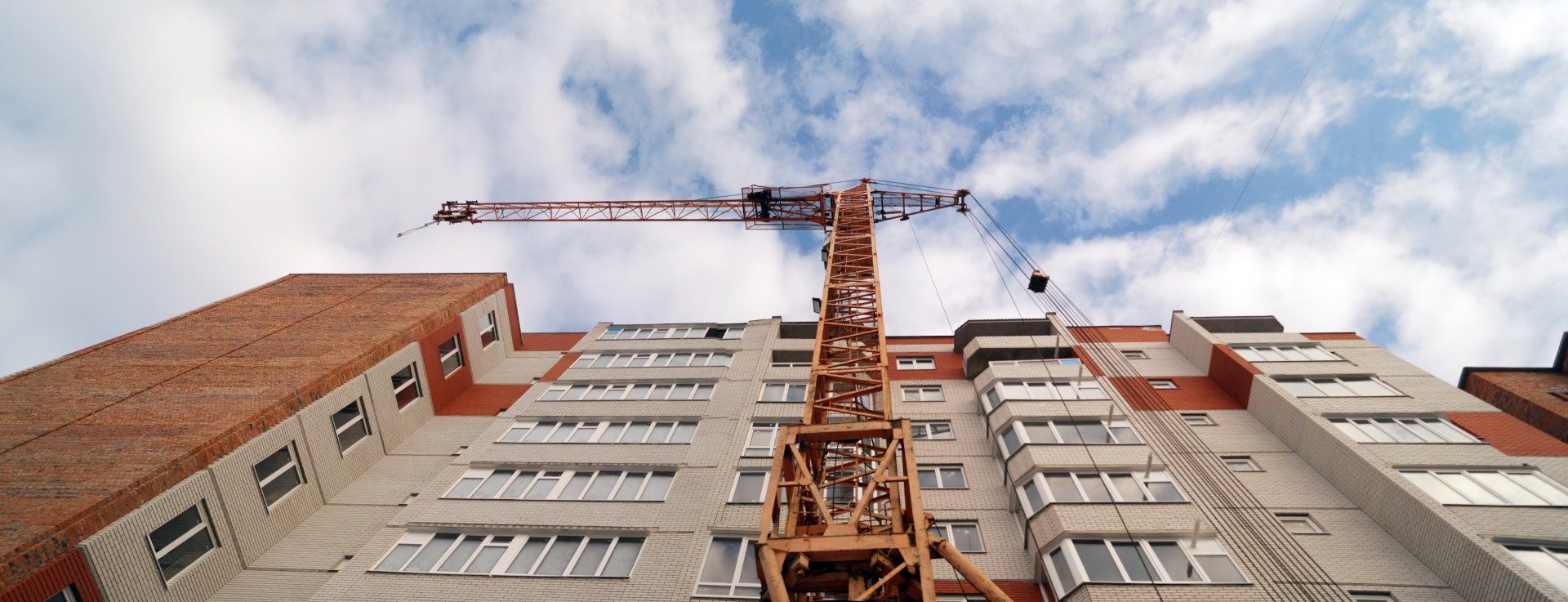 Observar o descritivo do projeto que foi vendido, inclusive conferindo a metragem é importante na hora de pegar as chaves com a construtora. O ideal é ter um engenheiro de confiança durante o processo. Foto: Bigstock Observar o descritivo do projeto que foi vendido, inclusive conferindo a metragem é importante na hora de pegar as chaves com a construtora. O ideal é ter um engenheiro de confiança durante o processo. Foto: Bigstock