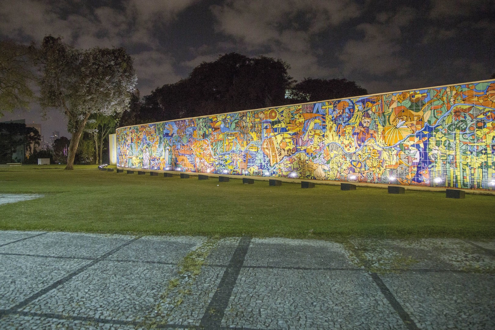 Painel do Rogério Dias, na Praça Rio Iguaçu, no Centro Cívico. Foto: Pedro Ribas/SMCS/Divulgação Painel do Rogério Dias, na Praça Rio Iguaçu, no Centro Cívico. Foto: Pedro Ribas/SMCS/Divulgação