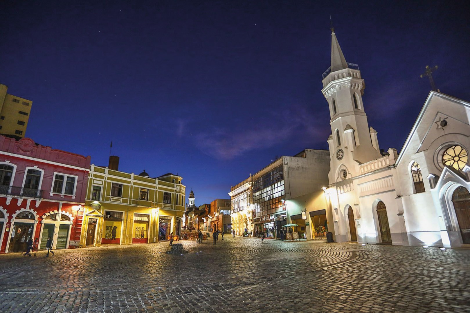 Iluminação cênica no casario histórico do Largo da Ordem. Igreja da Ordem e Casa Hoffmann. Foto: Daniel Castellano / SMCS / Divulgação Iluminação cênica no casario histórico do Largo da Ordem. Igreja da Ordem e Casa Hoffmann. Foto: Daniel Castellano / SMCS / Divulgação