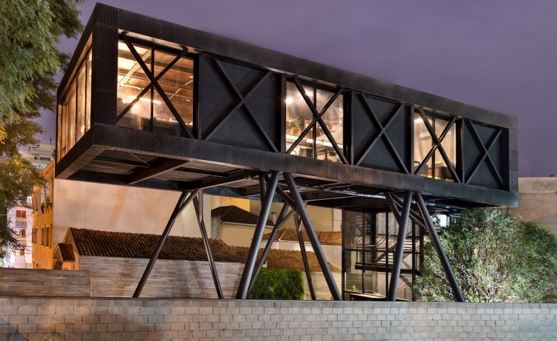 O contraventamento metálico em x da estrutura serve como apoio para fixação de painéis. Foto: Celso Pilati/Divulgação