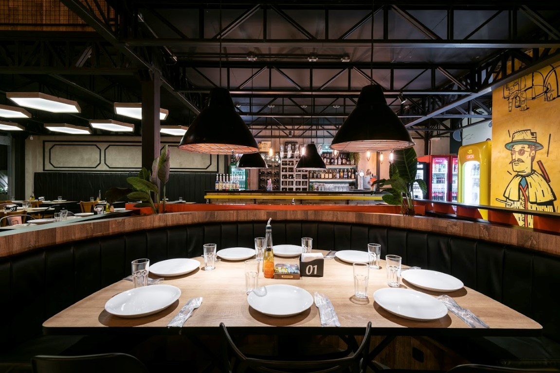 Jack Pizza novo pizza bar tem luminárias em formato de caixa de pizza