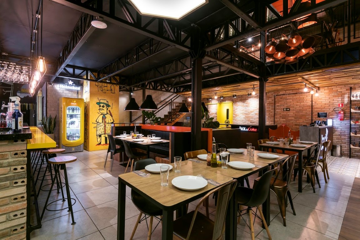 Jack Pizza novo pizza bar tem luminárias em formato de caixa de pizza