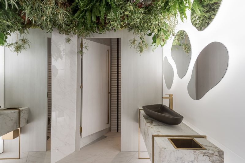 Com uma proposta minimalista, o banheiro assinado por Camila Rocha e Monica Pajewski explora a sutileza de formas orgânicas e elementos naturais. Foto: Eduardo Macarios