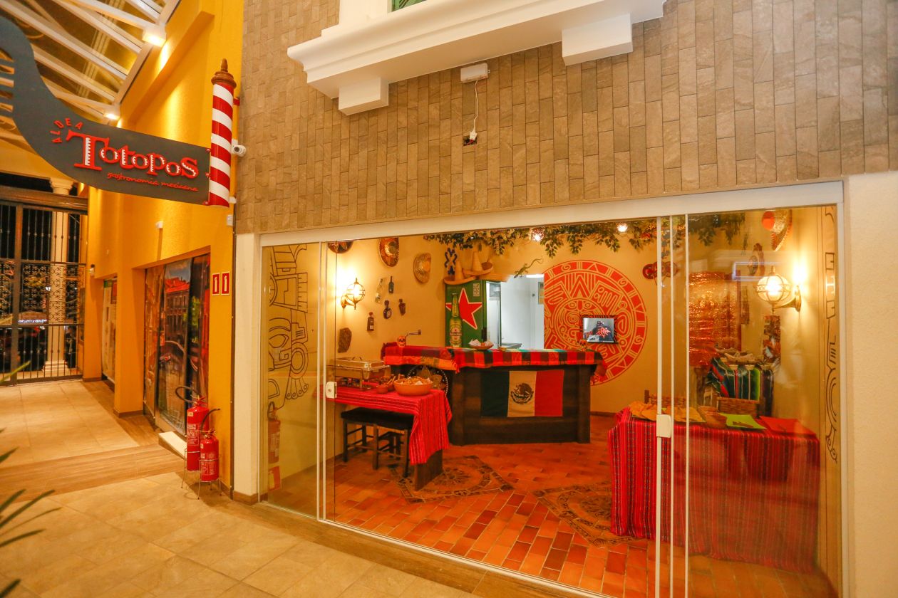 Algumas das "brincadeiras" permitidas pela decoração inspirada na Itália foram as lojas "atracadas" às gôndolas. Foto: divulgação Algumas das "brincadeiras" permitidas pela decoração inspirada na Itália foram as lojas "atracadas" às gôndolas. Foto: divulgação