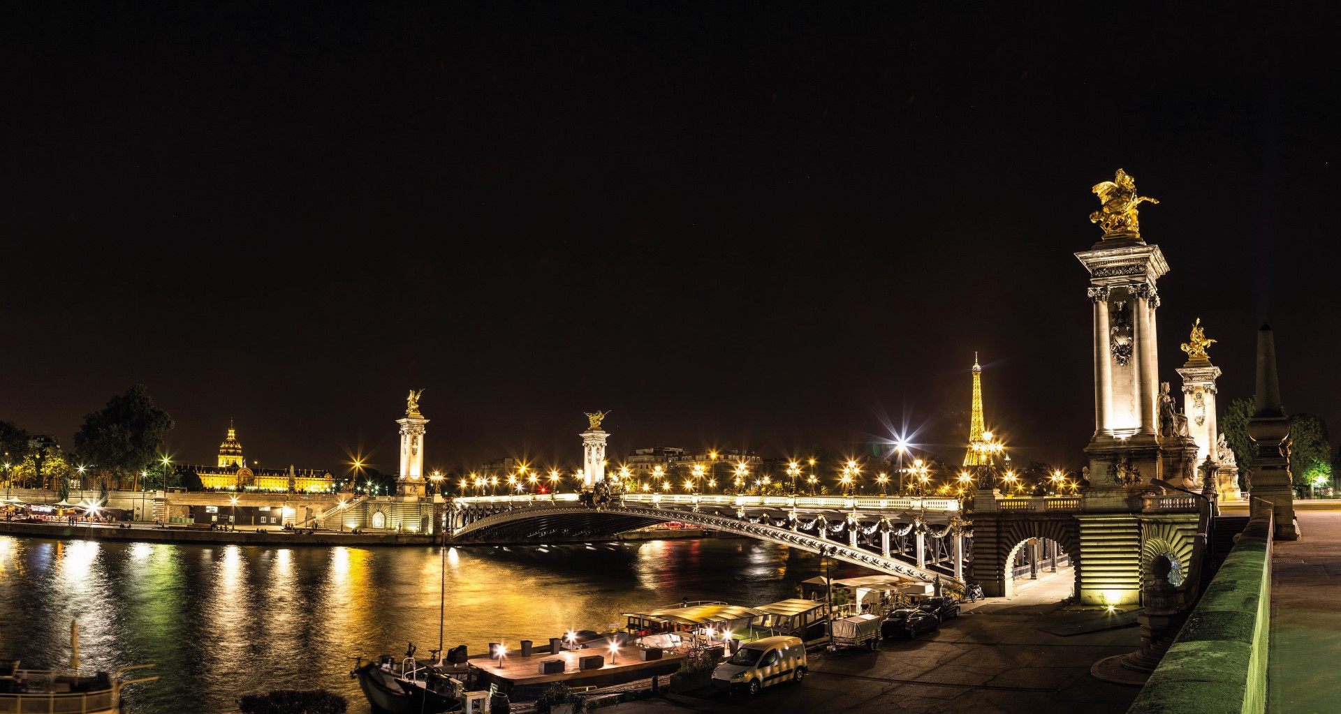 Paris, a Cidade Luz, ganhou fama e atrai milhões de turistas com seus monumentos iluminados. Foto: Bigstock Paris, a Cidade Luz, ganhou fama e atrai milhões de turistas com seus monumentos iluminados. Foto: Bigstock