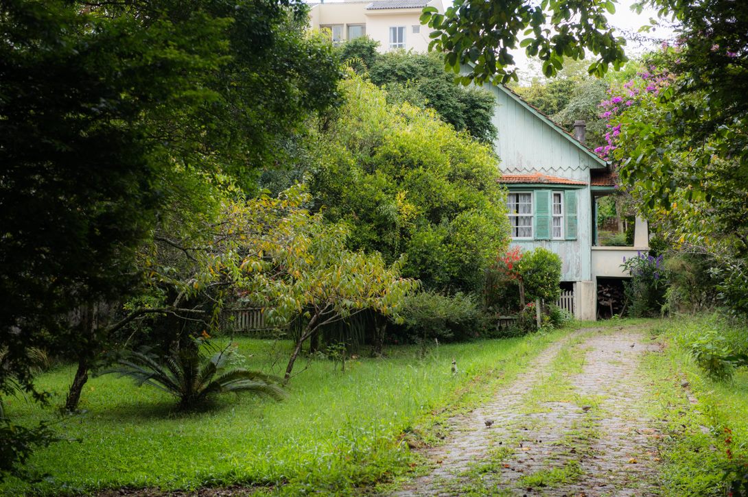 Projeto inédito reúne detalhes de mais de 100 casas de madeira de Curitiba Projeto inédito reúne detalhes de mais de 100 casas de madeira de Curitiba