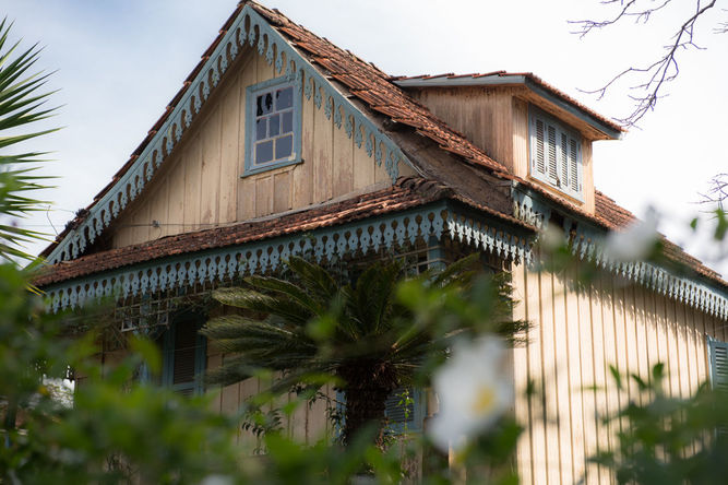 Projeto inédito reúne detalhes de mais de 100 casas de madeira de Curitiba Projeto inédito reúne detalhes de mais de 100 casas de madeira de Curitiba