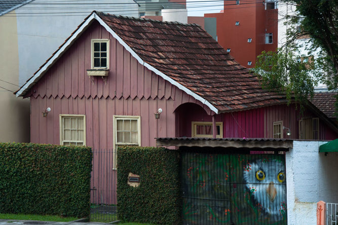 Projeto inédito reúne detalhes de mais de 100 casas de madeira de Curitiba Projeto inédito reúne detalhes de mais de 100 casas de madeira de Curitiba