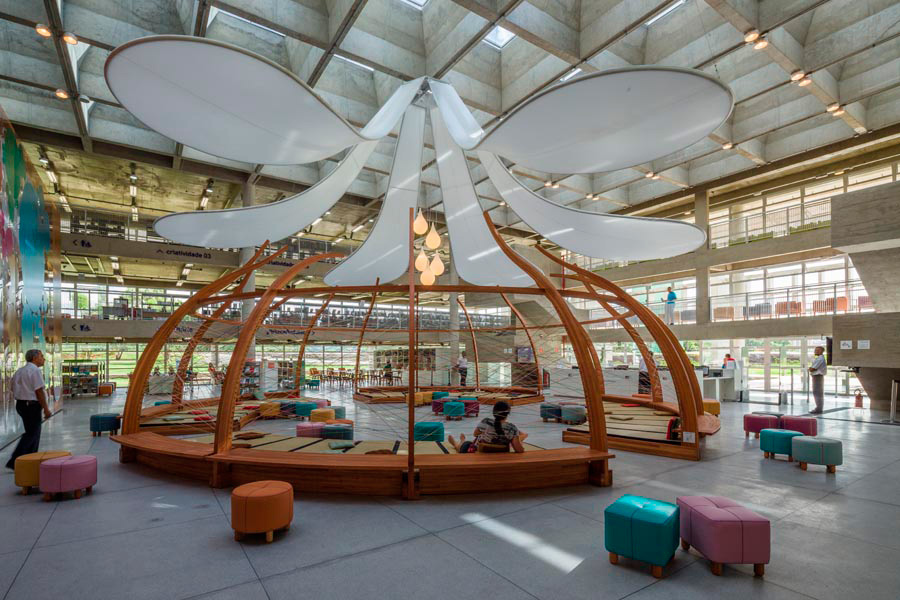 Construída em antigo lixão, biblioteca brasileira concorre a prêmio de melhor do mundo Construída em antigo lixão, biblioteca brasileira concorre a prêmio de melhor do mundo