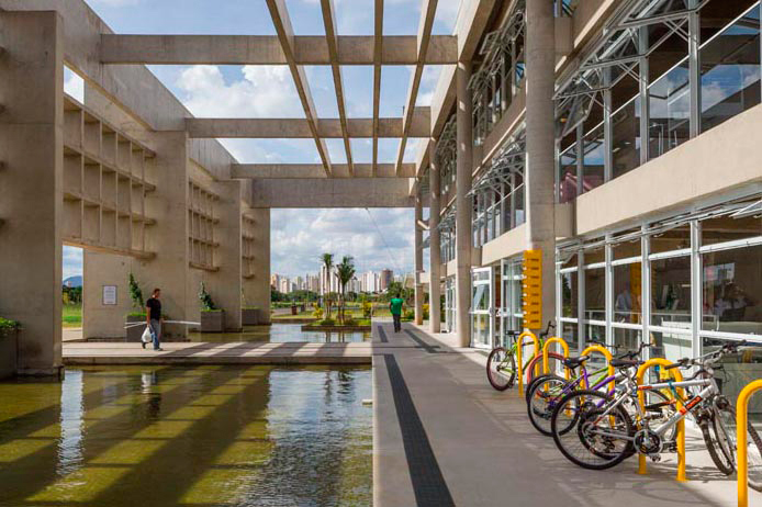 Construída em antigo lixão, biblioteca brasileira concorre a prêmio de melhor do mundo Construída em antigo lixão, biblioteca brasileira concorre a prêmio de melhor do mundo
