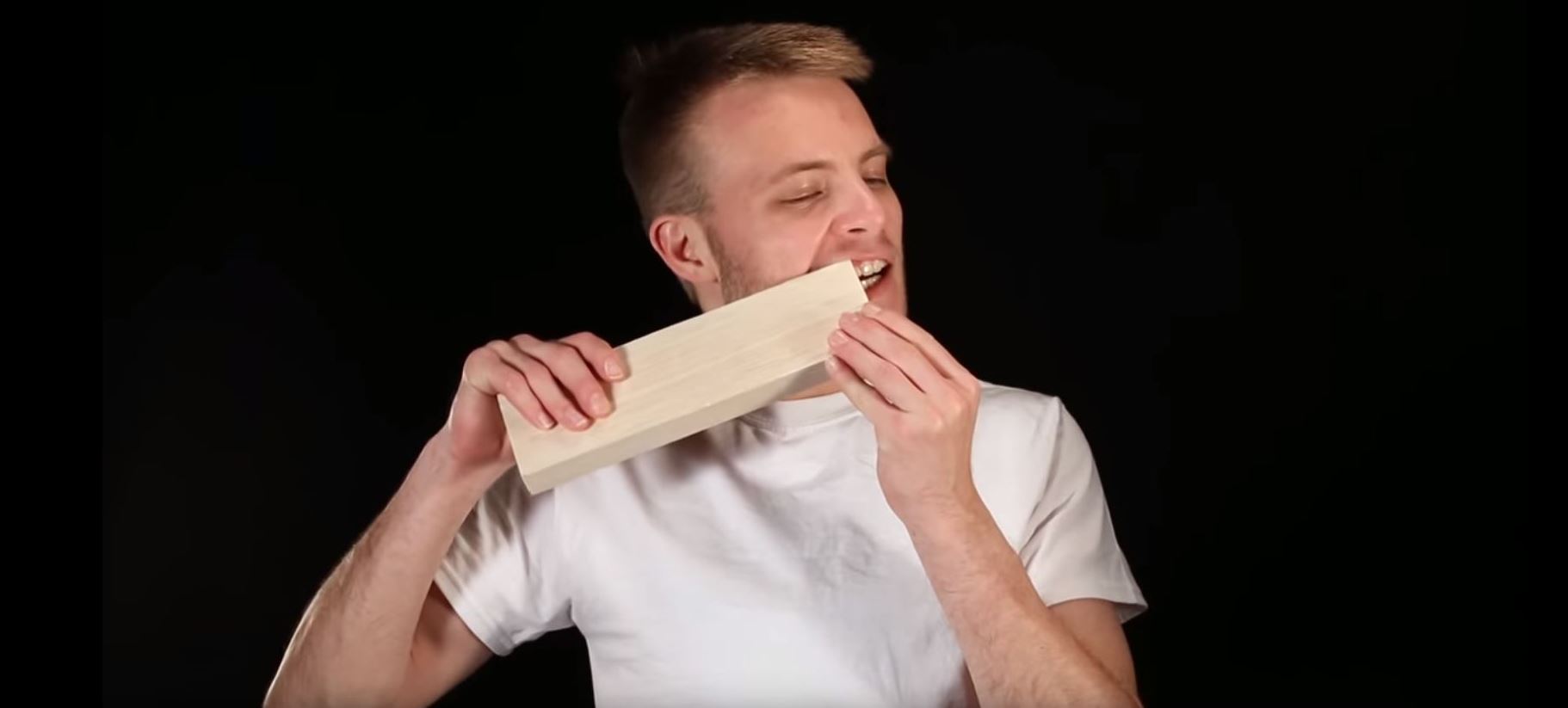 Nikolas Benthel desafiou os próprios limites para fabricar um banco sem usar nenhuma ferramenta. Foto: Reprodução Youtube. 