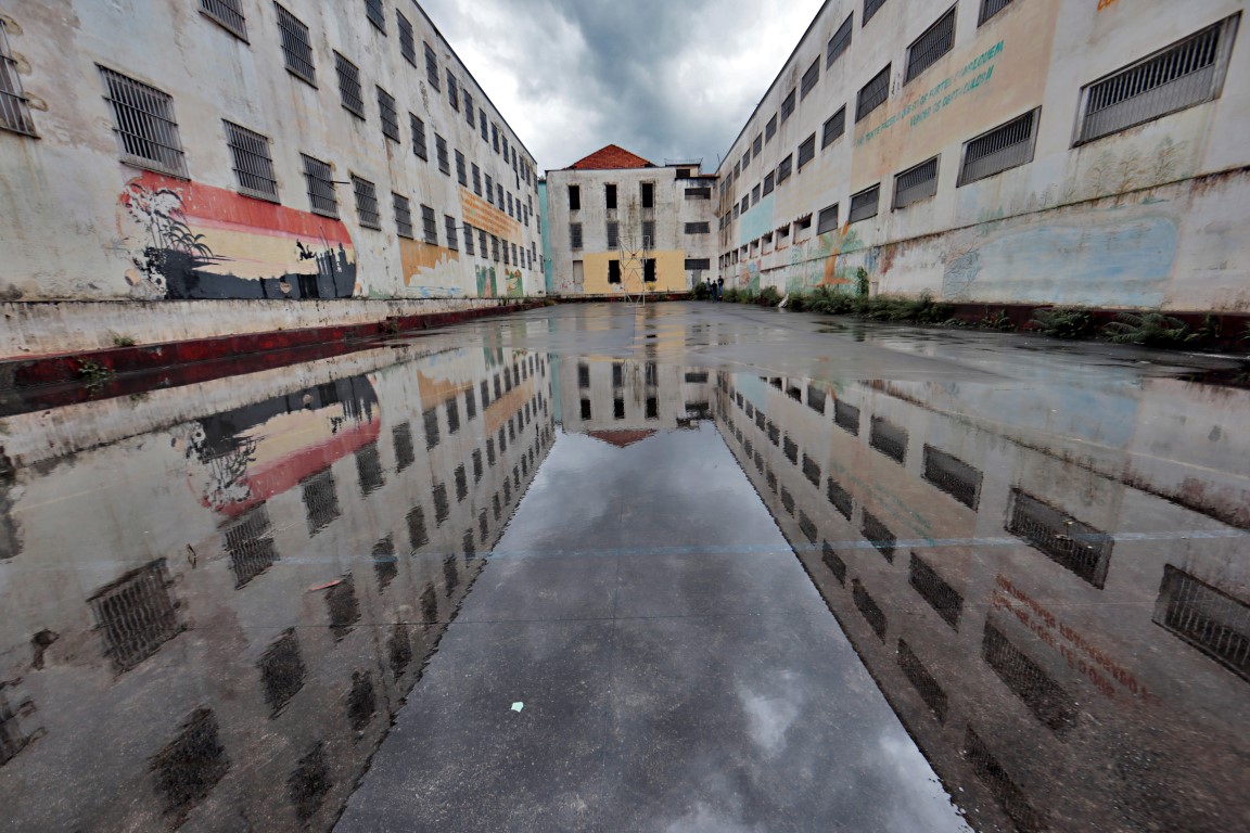 Presidio do Ahú em Curitiba - Inscrições deixadas pelos presos nas paredes do Presídio do Ahú - Celas e galerias da prisão do Ahú Presidio do Ahú em Curitiba - Inscrições deixadas pelos presos nas paredes do Presídio do Ahú - Celas e galerias da prisão do Ahú