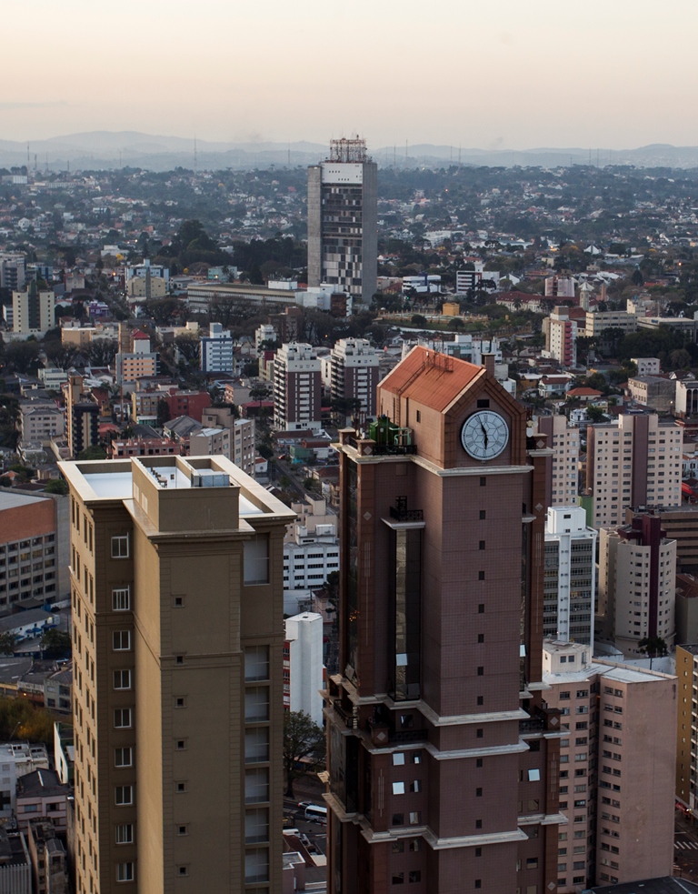 Vista do alto do Universe Life Space, prédio mais alto da cidade com 152 metros.
Foto: Daniel Castellano / Gazeta do Povo. Vista do alto do Universe Life Space, prédio mais alto da cidade com 152 metros.
Foto: Daniel Castellano / Gazeta do Povo.