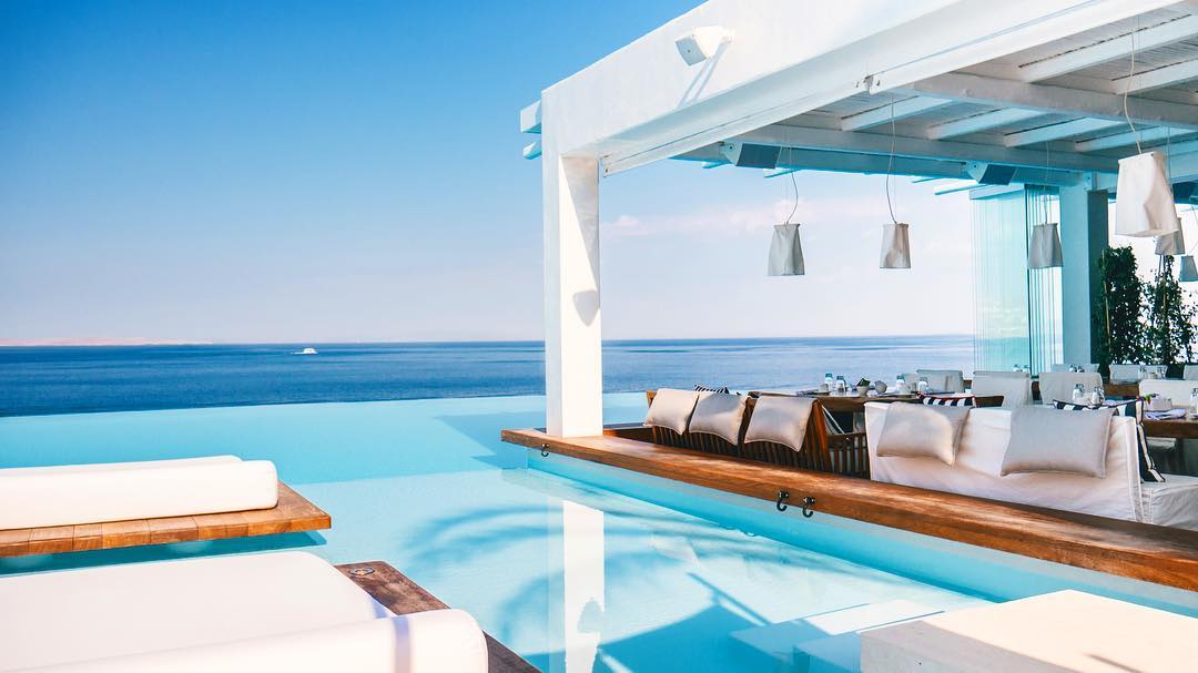 Cavo Tagoo fica em uma das ilhas mais badaladas da Grécia, Mykonos. Foto: Reprodução/Instagram @cavotagoomykonos